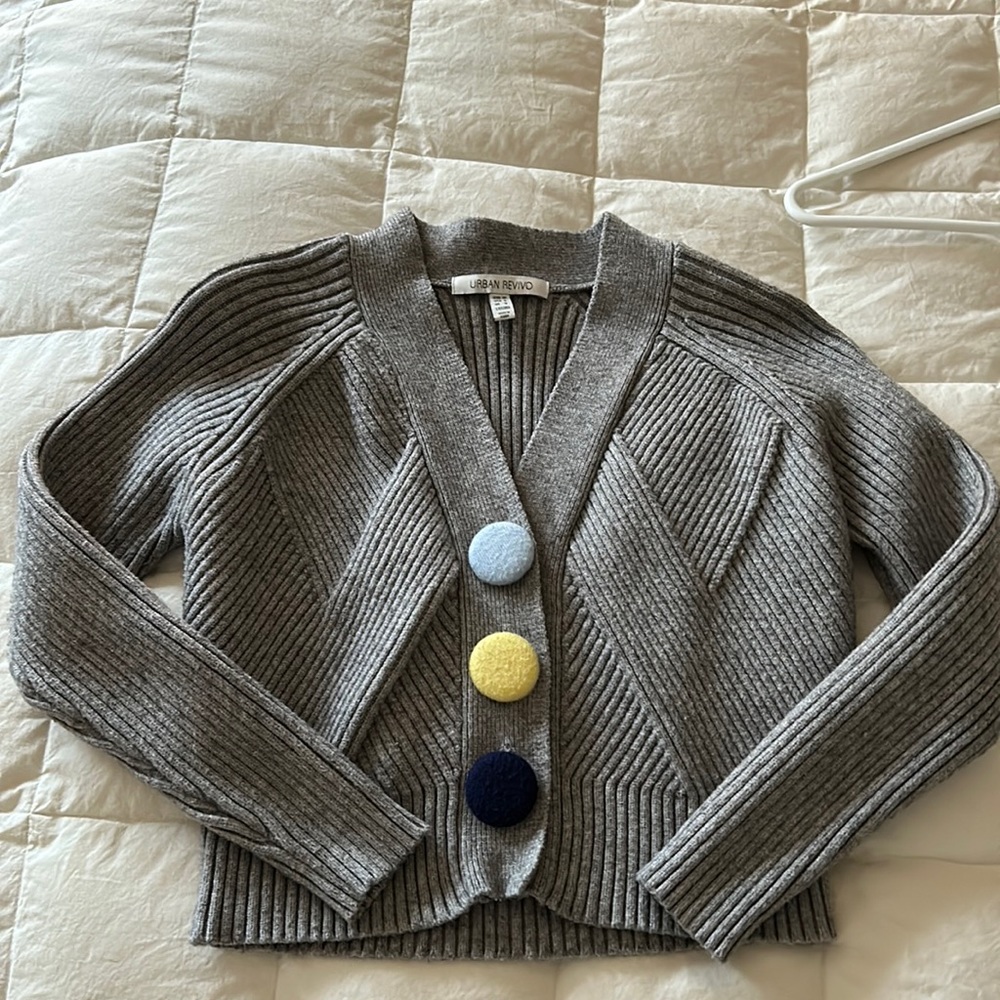 Super Fun cropped grey vneck cardigan